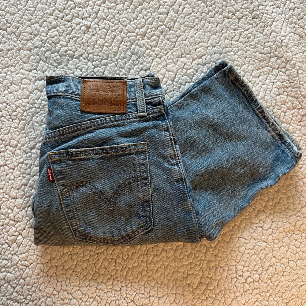 Super cute rib cage straight Levi’s jeans